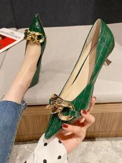 Stylish Metal Chain Crocodile Pattern Embossed Patent Leather Pumps